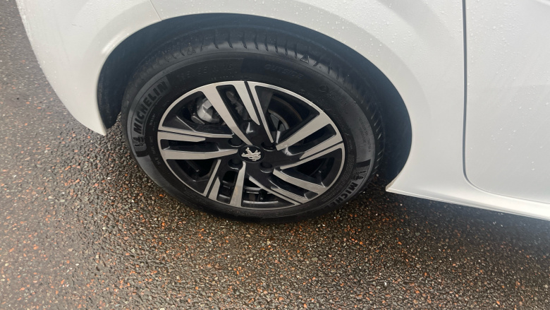 Peugeot 208 1.2 PureTech 100 Allure Premium + 5dr Petrol Hatchback